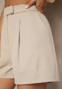 Renee - Beżowe Szorty High Waist z Wiskozą o Garniturowym Kroju z Zakładkami Zavierisa. Okazja: na co dzień. Stan: podwyższony. Kolor: beżowy. Materiał: wiskoza. Długość: krótkie. Sezon: lato. Styl: elegancki, casual