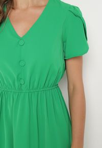 Born2be - Zielona Rozkloszowana Sukienka z Gumką w Talii i Falbanką Welimia. Kolor: zielony #2