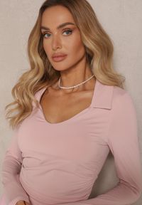 Renee - Różowa Bluzka Ozdobiona Kołnierzykiem i Marszczeniem Amosena. Okazja: na co dzień. Kolor: różowy. Materiał: jeans. Wzór: aplikacja. Styl: casual #3