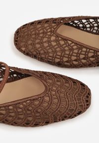 Renee - Brązowe Balerinki Mary Jane z Ażurową Cholewką Imitującą Plecionkę Timina. Zapięcie: bez zapięcia. Kolor: brązowy. Szerokość cholewki: normalna. Wzór: ażurowy. Sezon: wiosna. Styl: boho #8