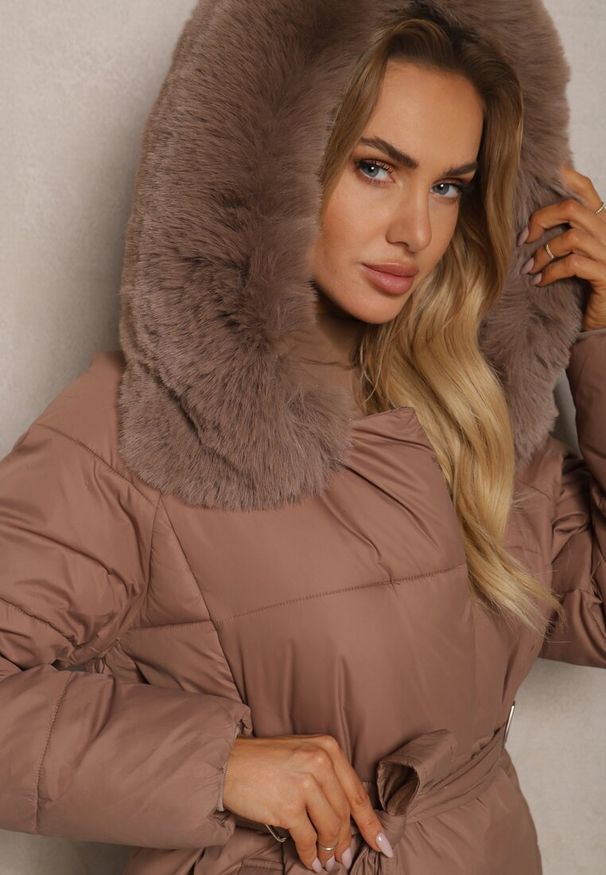 Renee - Ciemnobeżowa Kurtka Pikowana z Kapturem i Odpinanym Kołnierzem Wiązana w Pasie Sialwenna. Typ kołnierza: kaptur. Kolor: beżowy. Materiał: jeans, futro. Styl: elegancki