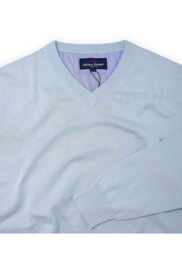 Sweter w Serek, Niebieski, Błękitny (V-neck) -Adriano Guinari- Klasyczny, Męski. Okazja: na co dzień, na spotkanie biznesowe, do pracy. Typ kołnierza: dekolt w serek. Kolor: niebieski. Materiał: bawełna. Styl: klasyczny