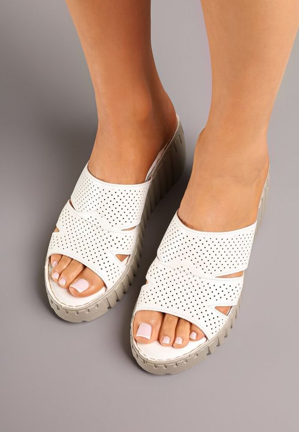 Born2be - Białe Klapki Vices na Koturnie z Perforacją Sarvelina. Okazja: na co dzień. Kolor: biały. Materiał: materiał. Obcas: na koturnie. Styl: casual, elegancki