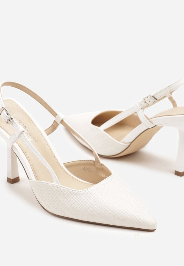 Renee - Białe Sandały na Szpilce Typu Slingback Leathara. Nosek buta: szpiczasty. Zapięcie: sprzączka. Kolor: biały. Materiał: jeans. Wzór: aplikacja. Obcas: na szpilce. Styl: elegancki