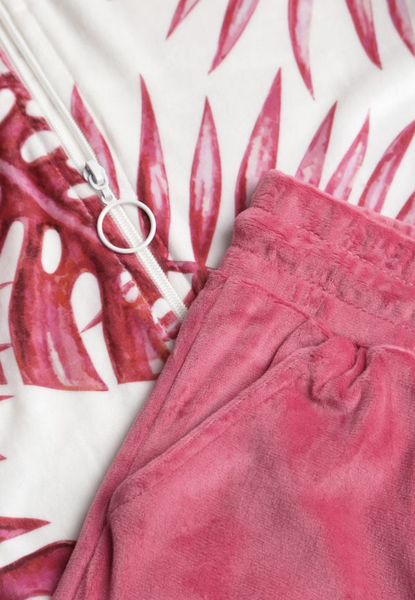 Renee - Różowy Welurowy Komplet Dresowy z Wzorzystą Bluzą z Kapturem i Joggerami Rouviana. Kolor: różowy. Materiał: welur, dresówka