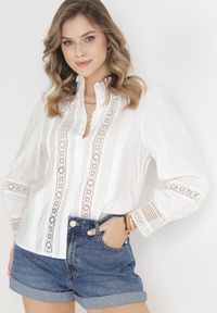 Born2be - Biała Koszula ze Stójką i Koronką Argochis. Typ kołnierza: kołnierzyk stójkowy. Kolor: biały. Materiał: koronka. Wzór: koronka #1