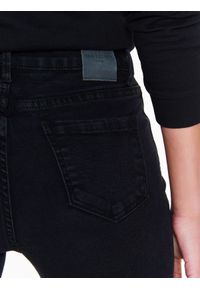 TOP SECRET - Spodnie długie damskie, obcisłe jeansy z metalowymi kółkami przy nogawce. Okazja: na co dzień. Kolor: czarny. Materiał: jeans. Długość: długie. Sezon: wiosna, lato. Styl: casual, elegancki #2