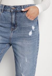Born2be - Niebieskie Jeansy o Kroju Boyfriend Zdobione Przetarciami Hanorie. Okazja: na co dzień, na spacer. Kolor: niebieski. Wzór: aplikacja. Styl: casual