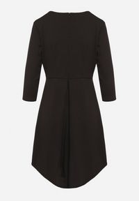 Born2be - Czarna Trapezowa Sukienka z Dłuższym Tyłem Gemirina. Okazja: na co dzień. Kolor: czarny. Typ sukienki: trapezowe. Styl: casual #2