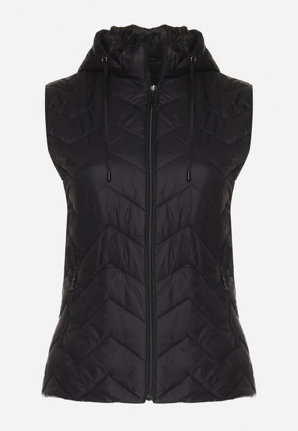 Born2be - Czarna Kamizelka Pikowana z Odpinanym Kapturem Ravisara. Okazja: na co dzień. Kolekcja: plus size. Kolor: czarny. Materiał: jeans. Wzór: aplikacja. Styl: casual, elegancki