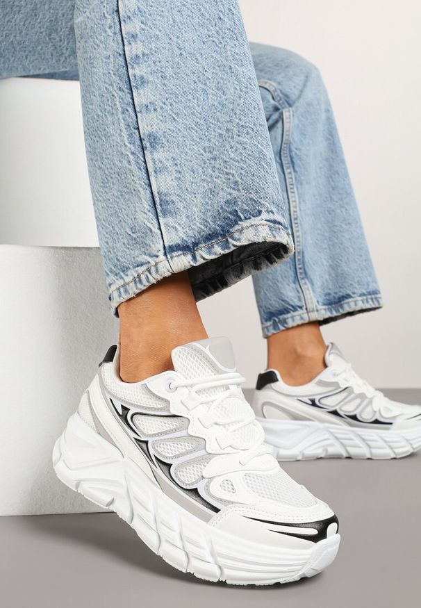 Renee - Białe Sneakersy Streetwearowe na Tłoczonej Platformie Tertewia. Kolor: biały. Materiał: jeans. Obcas: na platformie