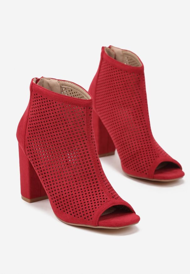 Born2be - Czerwone Ażurowe Sandały Vices na Obcasie z Odkrytymi Noskami Zeniri. Okazja: na co dzień, na imprezę. Kolor: czerwony. Materiał: jeans. Wzór: ażurowy. Sezon: wiosna, lato. Obcas: na obcasie. Styl: casual. Wysokość obcasa: średni