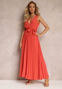 Renee - Czerwona Rozkloszowana Sukienka Maxi z Plisowanym Dołem i Gumką w Talii Sare. Kolor: czerwony. Materiał: tkanina, materiał. Typ sukienki: kopertowe. Styl: wizytowy. Długość: maxi #5