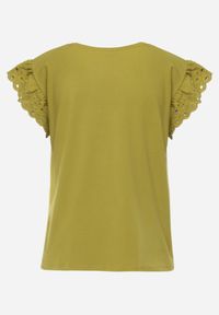 Renee - Ciemnozielona Bawełniana Bluzka z Krótkim Rękawem z Ażurowej Falbanki Voanira. Okazja: na co dzień. Typ kołnierza: kołnierz z falbankami. Kolor: zielony. Materiał: bawełna. Długość rękawa: krótki rękaw. Długość: krótkie. Wzór: ażurowy. Styl: elegancki, casual #5