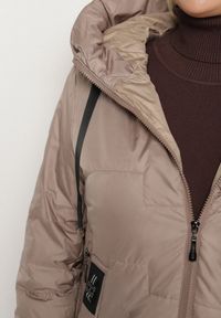 Born2be - Ciemnobeżowa Pikowana Kurtka z Kapturem i Ozdobnymi Suwakami Tulirisa. Okazja: na co dzień. Typ kołnierza: kaptur. Kolekcja: plus size. Kolor: beżowy. Materiał: jeans. Styl: casual, sportowy #7