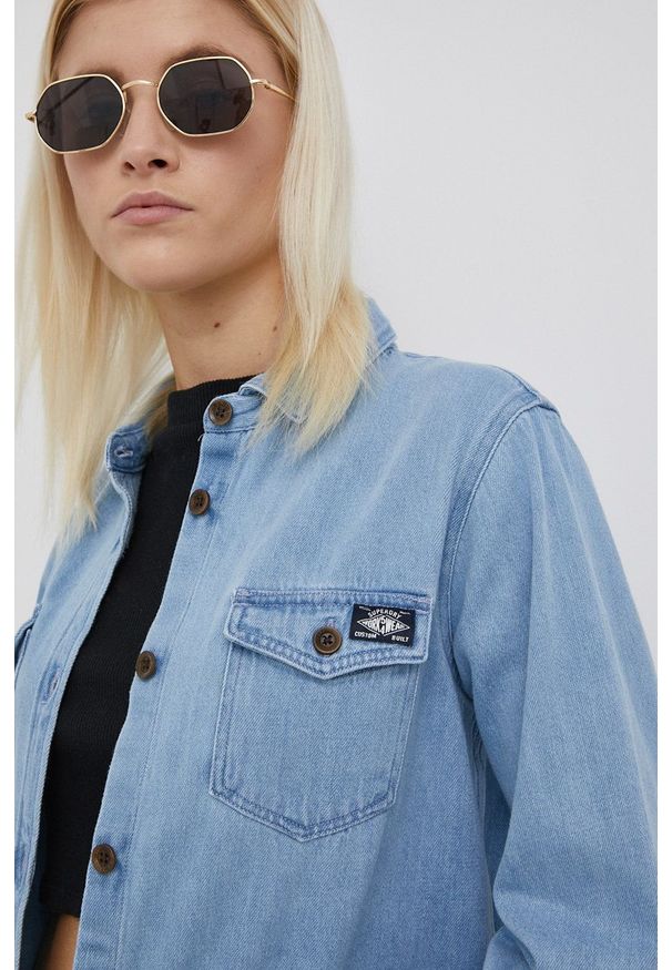 Superdry Koszula bawełniana damska regular z kołnierzykiem klasycznym. Okazja: na co dzień. Typ kołnierza: kołnierzyk klasyczny. Kolor: niebieski. Materiał: bawełna. Długość rękawa: długi rękaw. Długość: długie. Styl: klasyczny