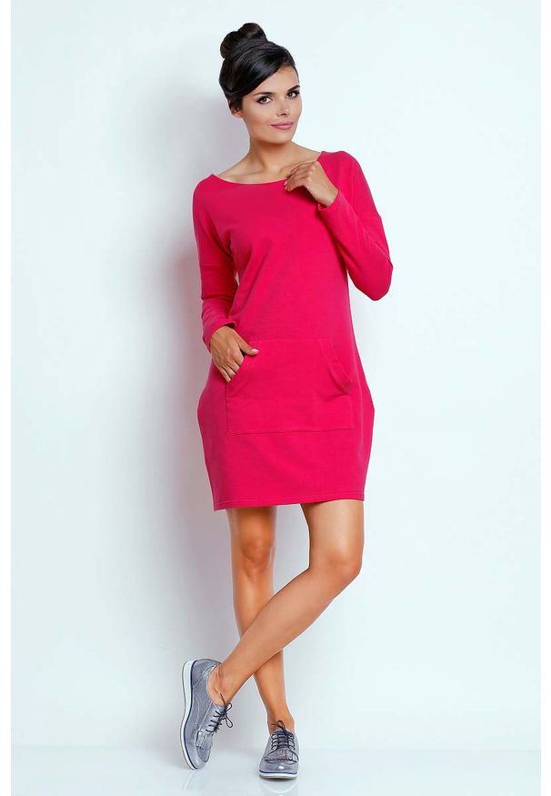 Nommo - Różowa Prosta Dresowa Sukienka z Kieszenią Kangurką. Kolor: różowy. Materiał: dresówka. Typ sukienki: proste