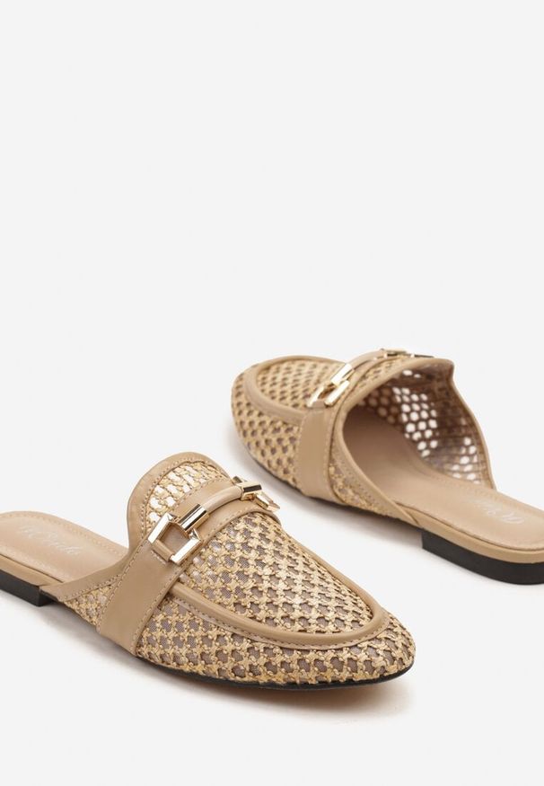 Born2be - Ciemnobeżowe Ażurowe Klapki Mule z Metaliczną Aplikacją Dorvanis. Okazja: na co dzień, na randkę. Kolor: beżowy. Materiał: jeans. Wzór: aplikacja, ażurowy. Obcas: na obcasie. Styl: casual, elegancki. Wysokość obcasa: niski