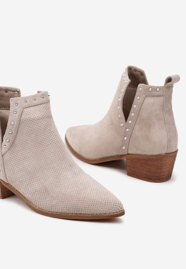 Born2be - Jasnobeżowe Ażurowe Botki Vices na Obcasie Ozdobione Wycięciem i Nitami Lilfedi. Okazja: na co dzień, na imprezę. Kolor: beżowy. Materiał: jeans, skóra. Wzór: aplikacja, ażurowy. Sezon: jesień, zima. Obcas: na obcasie. Styl: wizytowy, casual. Wysokość obcasa: średni