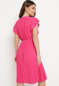 Born2be - Ciemnoróżowa Rozkloszowana Sukienka Midi z Kopertową Górą i Plisowanym Dołem Alissu. Kolor: różowy. Typ sukienki: kopertowe. Styl: klasyczny, elegancki. Długość: midi #5