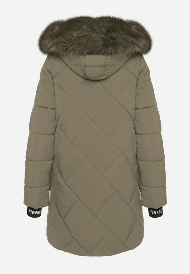 Born2be - Ciemnozielona Pikowana Kurtka z Kapturem z Futrem i Ściągaczami przy Rękawach Dacce. Okazja: na co dzień. Typ kołnierza: kaptur. Kolor: zielony. Materiał: futro. Styl: casual