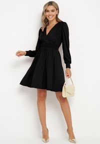 Born2be - Czarna Rozkloszowana Sukienka z Wiskozą Selithiel. Okazja: na wesele, na ślub cywilny, na imprezę. Typ kołnierza: dekolt w serek. Kolor: czarny. Materiał: wiskoza. Styl: elegancki #2