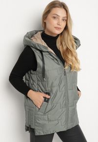 Born2be - Zielona Pikowana Kamizelka z Kapturem i Sznurkami Imvila. Okazja: na co dzień. Typ kołnierza: kaptur. Kolor: zielony. Materiał: jeans. Wzór: aplikacja. Styl: klasyczny, casual, elegancki #1