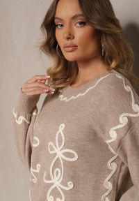 Renee - Beżowy Sweter z Wiskozą i Geometrycznym Wzorem Senallin. Okazja: na co dzień. Kolor: beżowy. Materiał: wiskoza. Wzór: geometria. Styl: casual #4