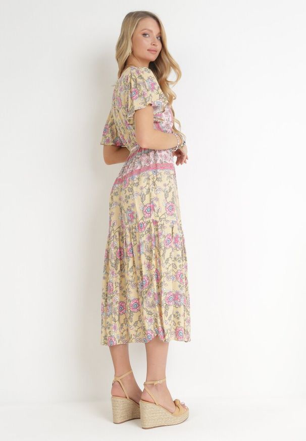 Born2be - Żółta Rozkloszowana Sukienka Midi z Gumką w Talii i Materiałowym Paskiem Shagumi. Kolor: żółty. Materiał: materiał. Sezon: wiosna, lato. Długość: midi