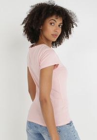 Born2be - Jasnoróżowy T-shirt Gathanthei. Okazja: na co dzień, do domu. Kolor: różowy. Materiał: bawełna, dzianina, dresówka, jeans. Długość rękawa: krótki rękaw. Długość: krótkie. Wzór: gładki. Styl: klasyczny, casual, sportowy #4