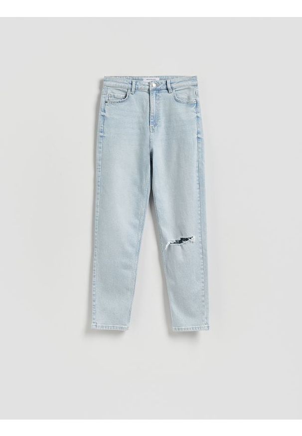 Reserved - Jeansy mom fit z rozcięciem - niebieski. Kolor: niebieski