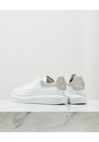 Alexander McQueen - ALEXANDER MCQUEEN - Sneakersy z kryształkami Swarovskiego. Nosek buta: okrągły. Zapięcie: sznurówki. Kolor: biały. Materiał: guma #7
