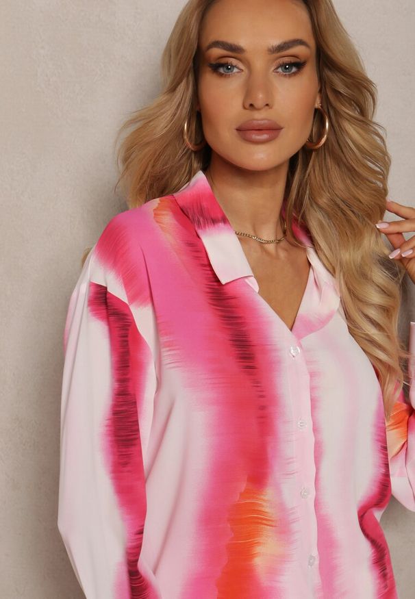 Renee - Biało-Fuksjowa Klasyczna Koszula Ozdobiona Printem Tie-Dye Analera. Okazja: na co dzień. Kolor: różowy. Materiał: jeans. Wzór: aplikacja, nadruk. Styl: klasyczny