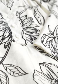 Born2be - Czarno-Biała Sukienka z Wiskozy o Pudełkowym Kroju w Kwiatowy Print Reninca. Okazja: na co dzień. Kolekcja: plus size. Kolor: czarny. Materiał: wiskoza. Wzór: nadruk, kwiaty. Sezon: lato. Typ sukienki: proste, dla puszystych. Styl: casual #5