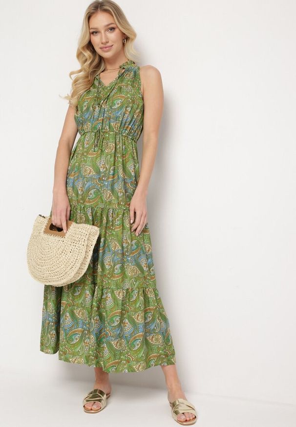 Born2be - Zielona Rozkloszowana Sukienka z Gumkami w Talii Wiązana przy Dekolcie Vrisa. Okazja: na co dzień. Typ kołnierza: dekolt w kształcie V. Kolor: zielony. Sezon: lato. Typ sukienki: rozkloszowane. Styl: casual, elegancki