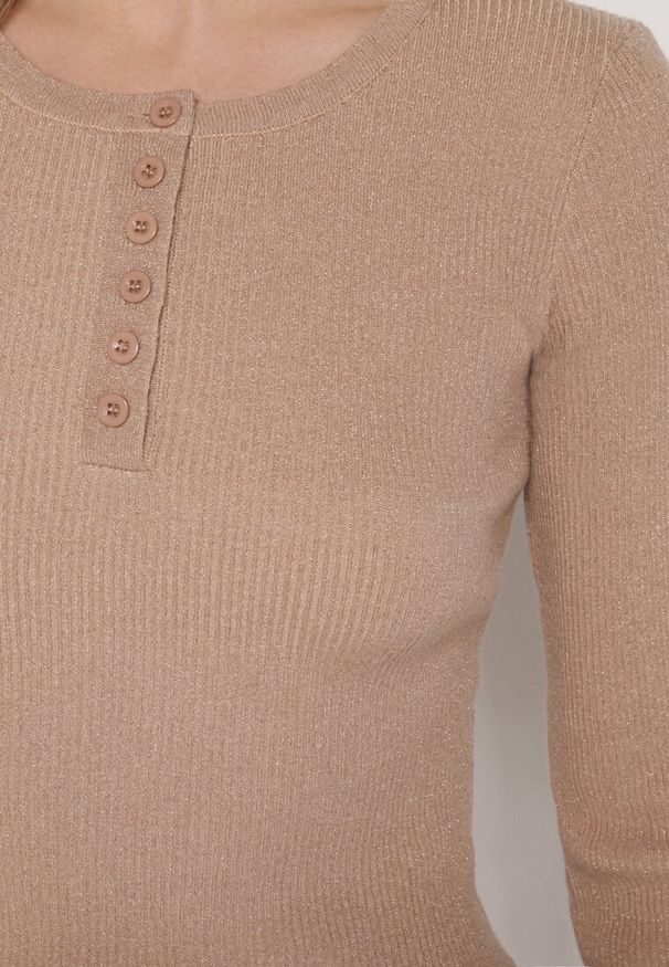 Born2be - Beżowy Sweter z Wiskozą Zdobiony Metaliczną Nicią i Guzikami przy Dekolcie Lianola. Okazja: na co dzień. Kolor: beżowy. Materiał: wiskoza. Wzór: aplikacja. Styl: casual
