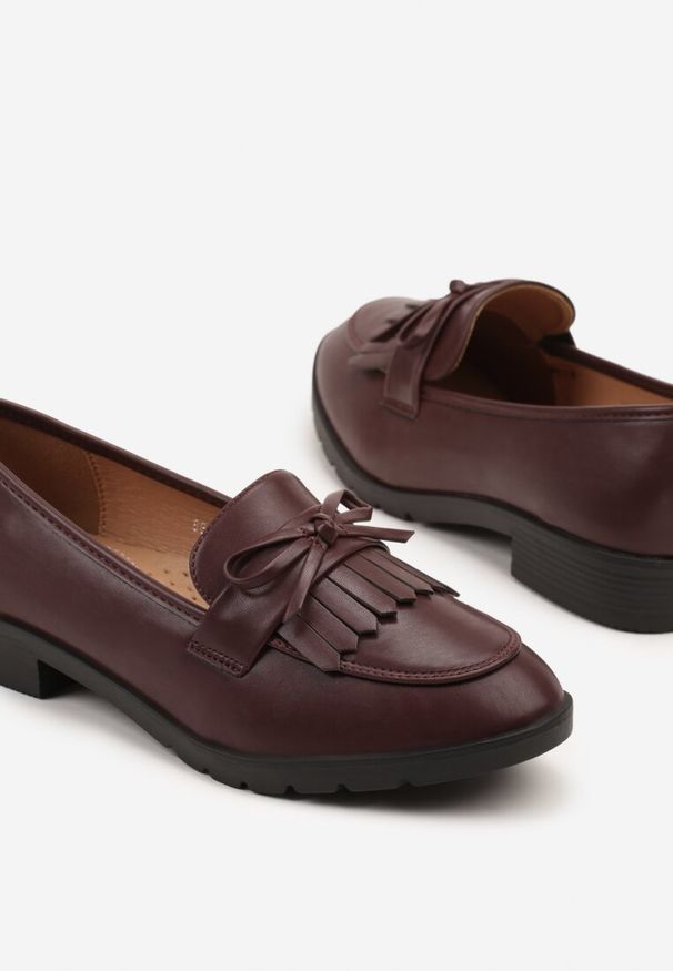 Renee - Bordowe Mokasyny z Kokardą i Frędzlami Dovossa. Okazja: na co dzień. Kolor: czerwony. Materiał: jeans. Wzór: aplikacja. Styl: casual, elegancki