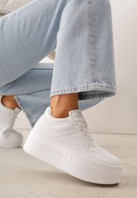 Renee - Białe Sneakersy VICES na Platformie Ozdobione Perforacją i Napisem Ceznella. Okazja: na co dzień. Kolor: biały. Materiał: jeans, dresówka. Wzór: aplikacja, napisy. Obcas: na platformie #1