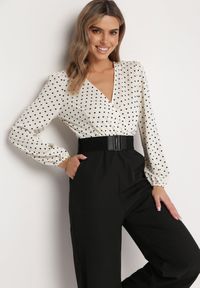 Born2be - Biało-Czarny Kombinezon z Paskiem i Kopertowym Dekoltem z Szeroką Nogawką Omera. Okazja: na co dzień. Kolor: biały. Styl: elegancki, casual #3