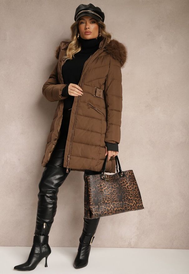 Renee - Brązowa Pikowana Kurtka Zdobiona Elastycznym Paskiem i Dwustronnym Suwakiem Innarelle. Kolor: brązowy. Materiał: jeans, materiał. Wzór: aplikacja. Styl: elegancki