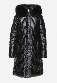 Born2be - Czarna Zimowa Kurtka Pikowana o Długim Kroju z Kapturem z Odpinanym Futrem Lilareen. Okazja: na co dzień. Typ kołnierza: kaptur. Kolor: czarny. Materiał: futro. Długość: długie. Sezon: zima. Styl: elegancki, casual #4