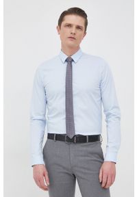 Calvin Klein koszula męska slim z kołnierzykiem klasycznym. Typ kołnierza: kołnierzyk klasyczny. Kolor: niebieski. Materiał: bawełna, tkanina. Długość rękawa: długi rękaw. Długość: długie. Styl: klasyczny