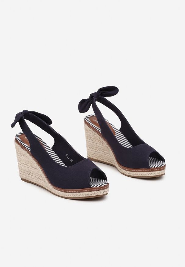 Born2be - Granatowe Sandały na Plecionym Koturnie z Wiązaniem przy Pięcie Moririel. Okazja: na co dzień. Nosek buta: otwarty. Kolor: niebieski. Sezon: lato. Obcas: na koturnie. Styl: wakacyjny, casual, klasyczny, elegancki