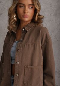 Renee - Brązowa Koszulowa Kurtka z Jeansu z Bawełny z Naszytymi Kieszeniami Giorriane. Okazja: na co dzień. Kolor: brązowy. Materiał: jeans, bawełna. Wzór: aplikacja. Styl: casual #4