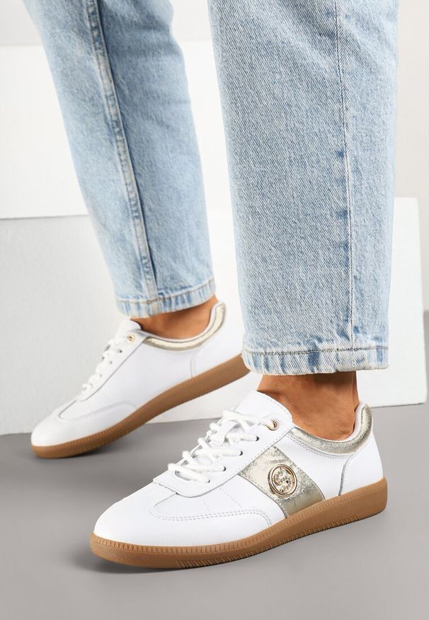 Born2be - Biało-Złote Skórzane Sneakersy Klasyczne Tenisówki z Metalicznym Zdobieniem Marins. Okazja: na co dzień. Kolor: biały. Materiał: skóra. Wzór: aplikacja. Obcas: na płaskiej podeszwie