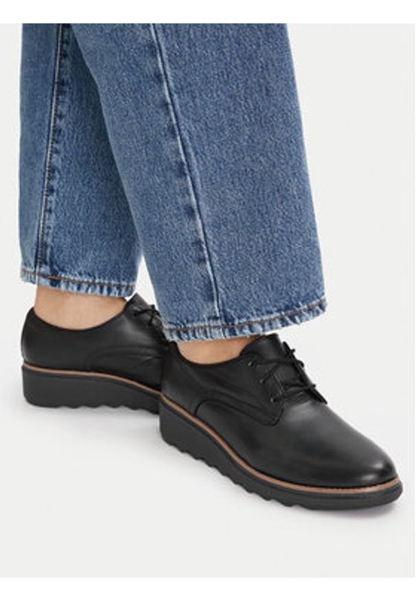 Clarks Oxfordy Sharon Rae 261754164 Czarny. Kolor: czarny. Materiał: skóra