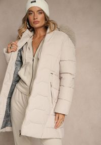 Renee - Ciemnobeżowa Pikowana Kurtka o Taliowanym Kroju z Kapturem z Futerkiem Mindria. Okazja: na spacer. Typ kołnierza: kaptur. Kolor: beżowy. Materiał: futro. Styl: elegancki #5