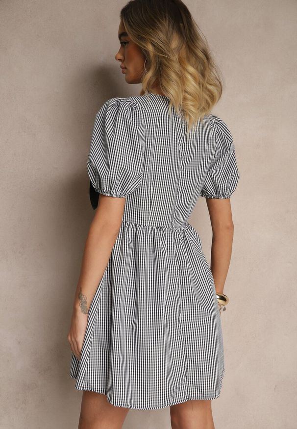 Renee - Czarna Retro Sukienka w Kratkę Vichy o Rozkloszowanym Kroju z Wiązaniem Temarea. Okazja: na co dzień. Kolor: czarny. Materiał: jeans. Wzór: kratka. Typ sukienki: rozkloszowane. Styl: retro
