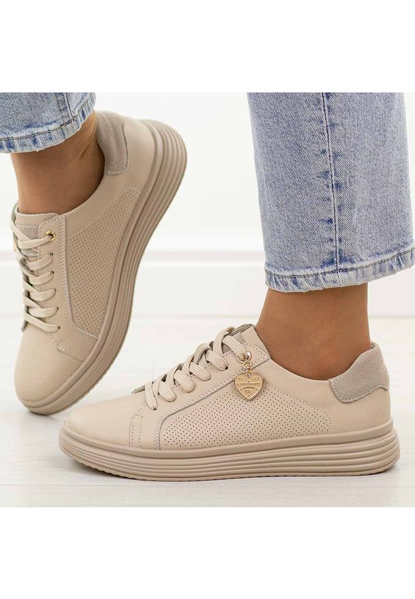 Beżowe skórzane półbuty damskie Filippo Dp6860/26. Okazja: na co dzień. Zapięcie: sznurówki. Kolor: beżowy. Materiał: skóra. Szerokość cholewki: normalna. Wzór: aplikacja. Sezon: wiosna, jesień, lato. Styl: casual, elegancki, klasyczny