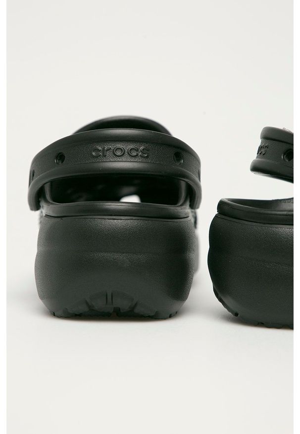 Crocs Klapki damskie. Nosek buta: okrągły. Kolor: czarny. Materiał: guma, materiał. Wzór: gładki. Obcas: na obcasie. Wysokość obcasa: niski